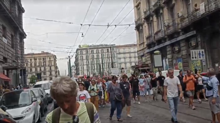 stop al reddito protesta a napoli bloccata piazza garibaldi