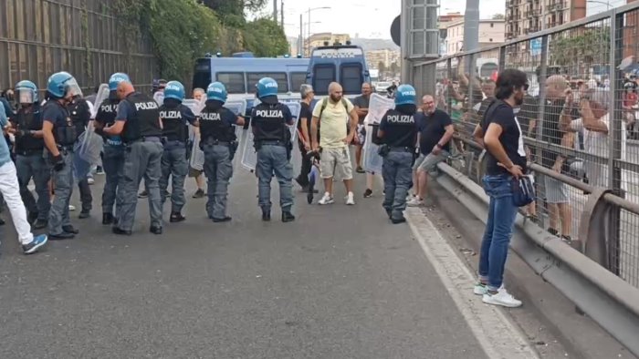 stop al reddito in centinaia bloccano l autostrada scontri con la polizia