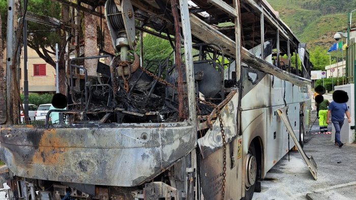 pozzuoli sfonda il cancello del comune con un autobus e gli da fuoco