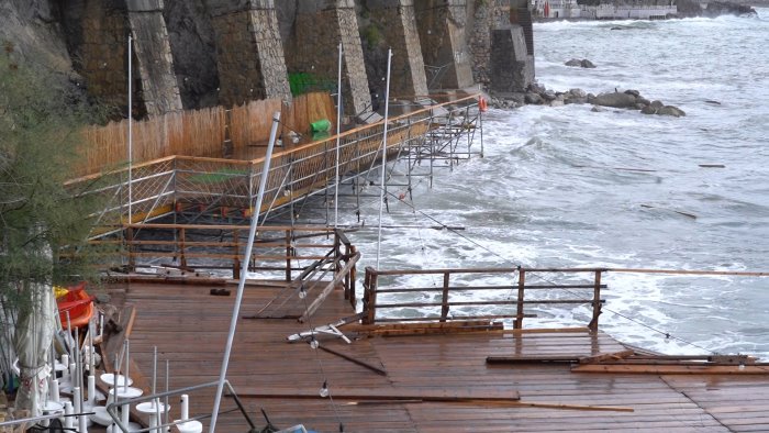 violenta mareggiata a vietri sul mare spazzati via pontili e stabilimenti