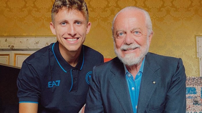 napoli lindstrom e ufficiale la firma con de laurentiis