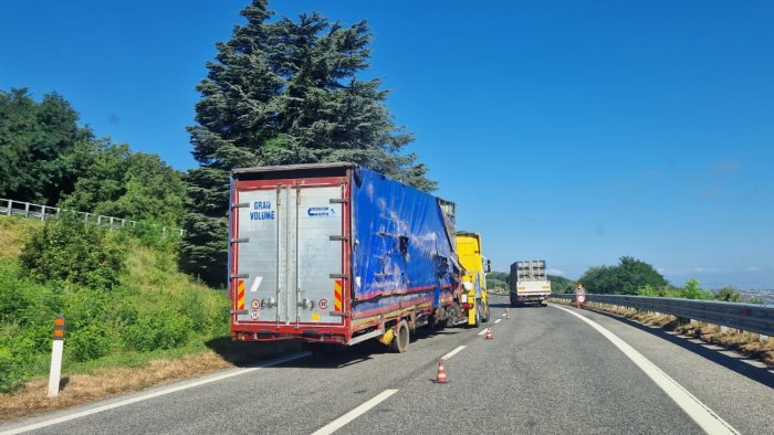 incidente sull a16 tir fuori strada a montemiletto traffico rallentato