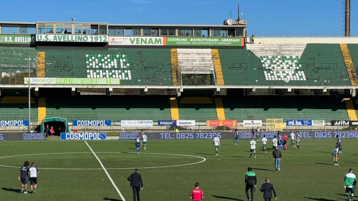 bombe carta allo stadio per l incontro andria avellino 7 daspo