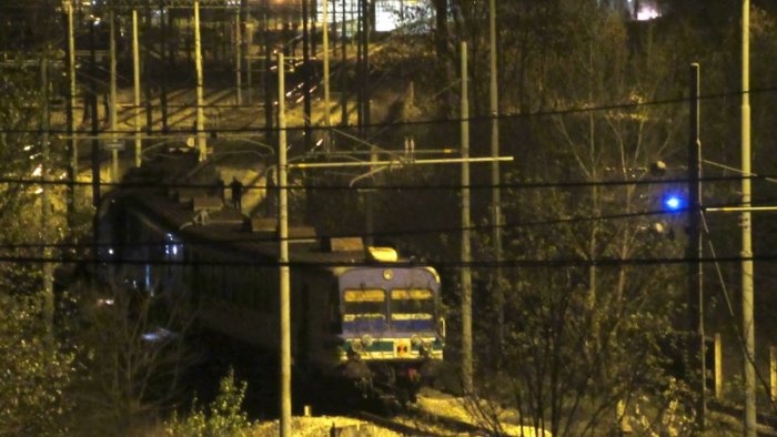 tragedia sui binari uomo investito e ucciso dal treno in corsa