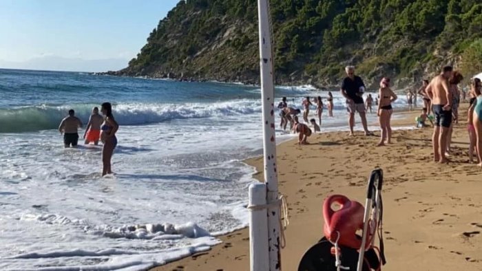 turisti in difficolta per il mare agitato salvati dai bagnini di castellabate