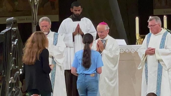 il vescovo di avellino prega a lourdes monsignor aiello celebra la santa messa