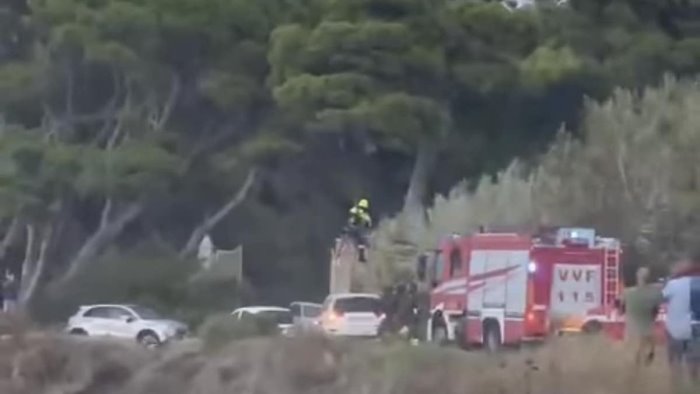 bloccato tra gli scogli per il mare grosso salvato 14enne a castellabate