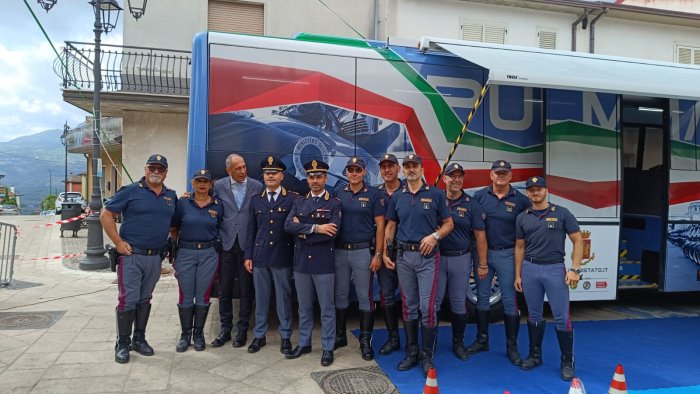 educazione stradale a taurasi il pullman azzurro della polizia di stato