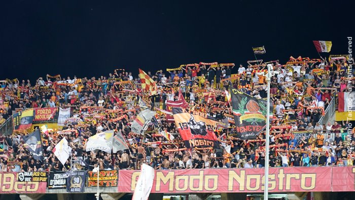 benevento un gruppo della curva sud annuncia lo sciopero del tifo