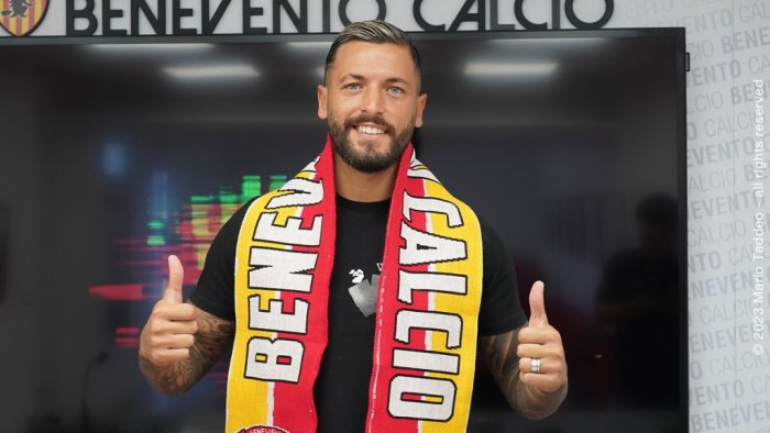 ufficiale ferrante e un nuovo calciatore del benevento