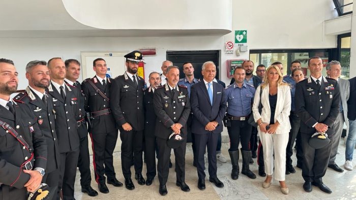 il ministro piantedosi a caivano visita caserma e fa complimenti ai carabinieri