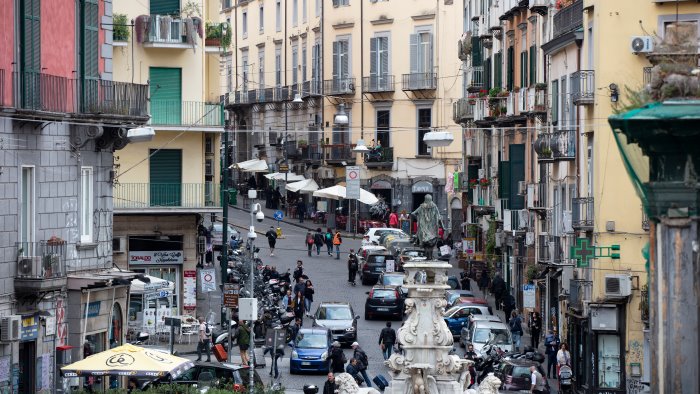 a napoli 4 mila parcheggiatori abusivi occupate zone ospedaliere e turistiche