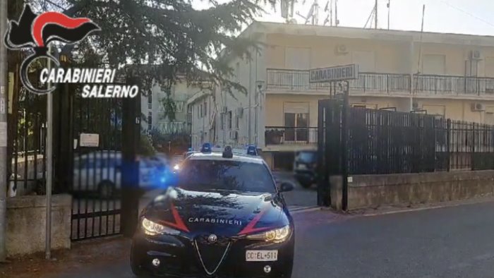 ruba uno zaino in un bar ad agropoli e fa acquisti con il bancomat denunciato