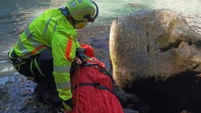 si tuffa e impatta su una roccia 16enne recuperato con elisoccorso