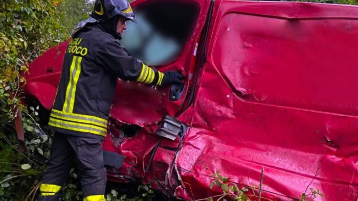 tragico incidente stradale in irpinia precipita con il furgone morto sul colpo