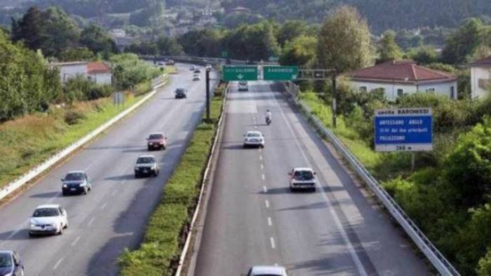 incidente sul raccordo avellino salerno moto si schianta contro un auto