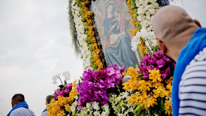 vento e mare agitato fermano la processione della madonna che viene dal mare