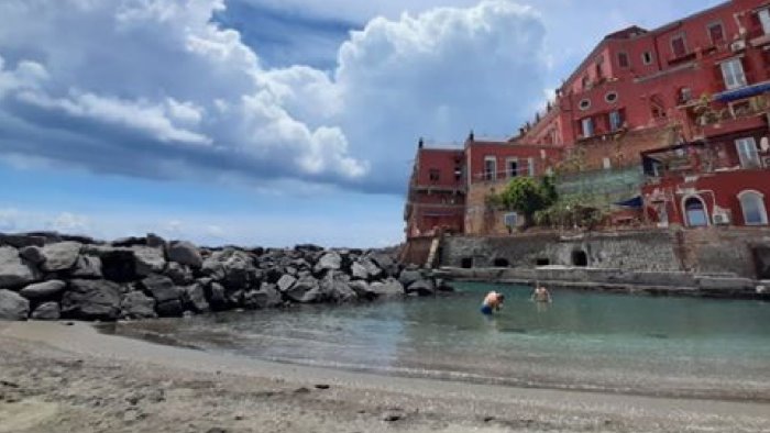 napoli spiaggia chiusa per maltempo bagnanti forzano il blocco