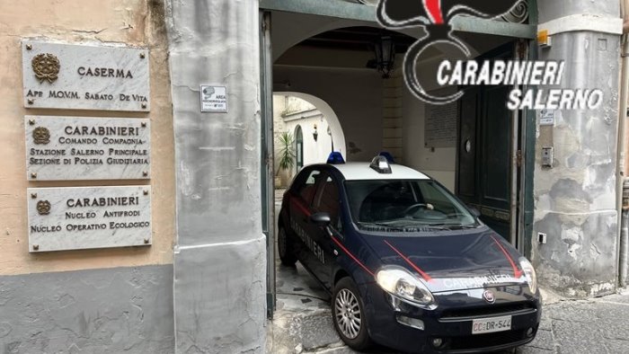 ruba 300 euro da un negozio a salerno finisce ai domiciliari