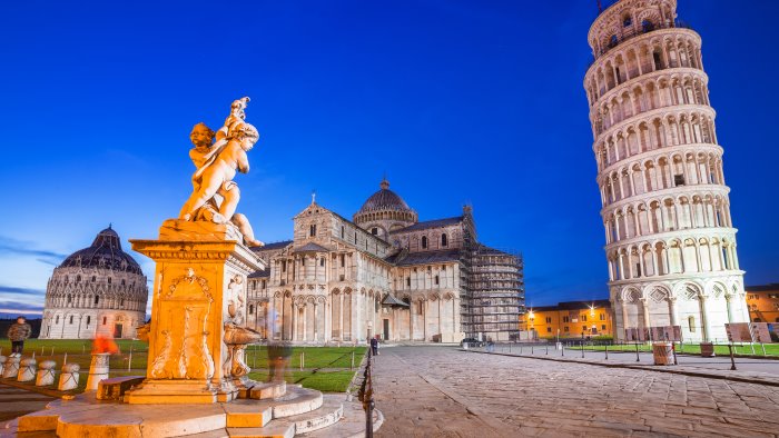 pisa celebra l 850 anniversario della torre pendente con una notte di festa