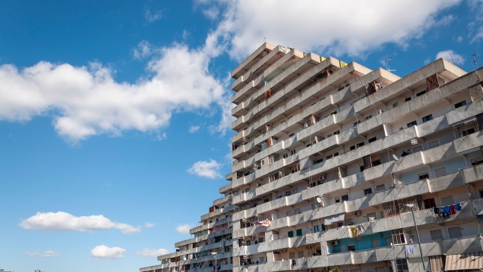 nasconde l eroina sotto la felpa arrestato pusher a scampia