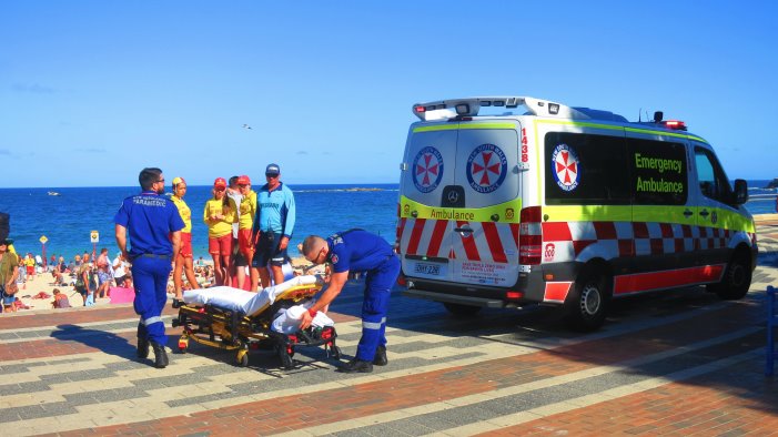 tragedia a pozzuoli si sente male mentre fa il bagno muore donna di 76 anni