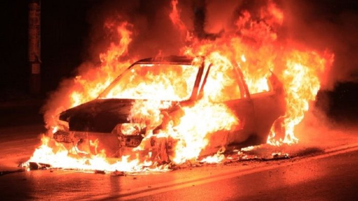 incendio distrugge un auto giallo a trecase si segue la pista dell attentato