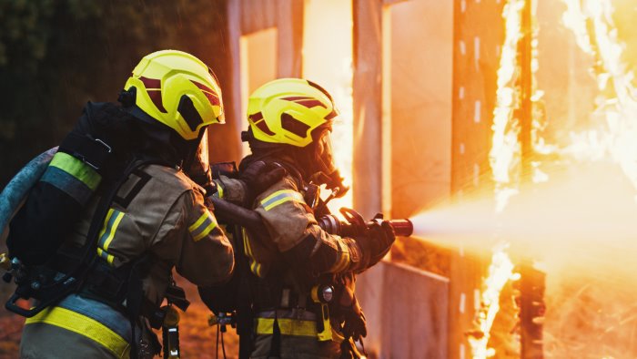 fiamme in un cantiere a nola e un mistero indagano i carabinieri