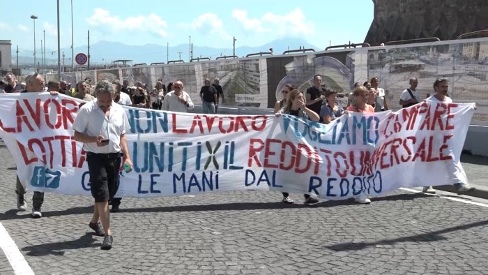 reddito di cittadinanza esplode la nuova protesta cori contro il governo