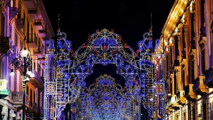 avellino brilla accese le luminarie jazz al duomo magia nel centro storico