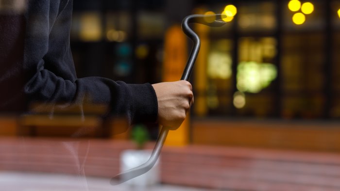 assalto ad un bar si attiva l impianto fumogeno nebbia fitta ladri in fuga