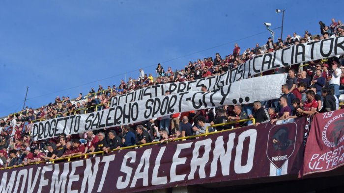 salernitana la curva sud siberiano a iervolino chiudi gli accordi e vai via