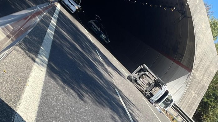 incidente sull autostrada a2 coinvolti tre veicoli una persona in ospedale