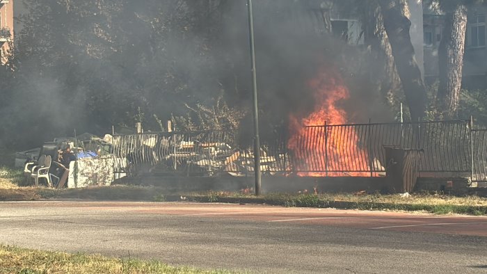 nola rifiuti in fiamme in via guglielmo pepe