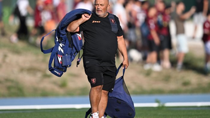 la salernitana ricorda gerardo salvucci un minuto di silenzio con lo spezia