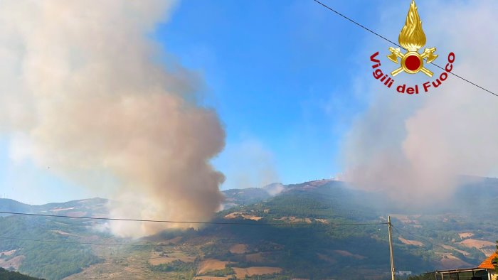 foto emergenza incendi in irpinia 30 interventi dei vigili del fuoco