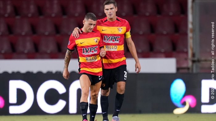 benevento sei reti al taranto le foto del match