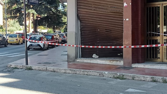 auto sbanda e sfonda la saracinesca del bar tabacchi di via degli imbimbo