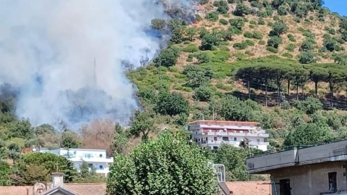 emergenza incendi nel salernitano nell agro si continua a lottare con le fiamme