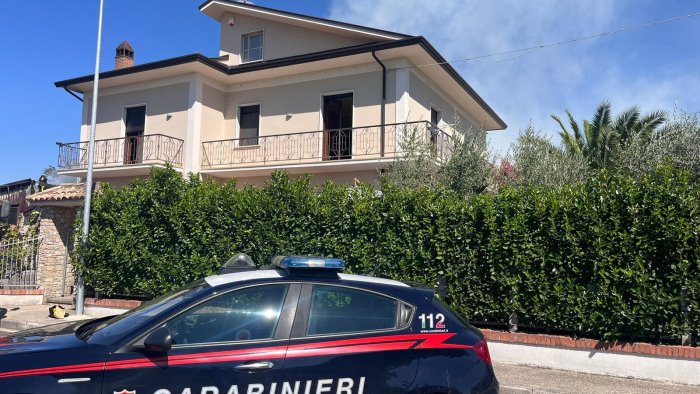 auto in fiamme nel garage di un abitazione di mirabella indagano i carabinieri