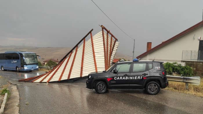 vento e pioggia pomeriggio da incubo a vallata vola via il tetto del capannone