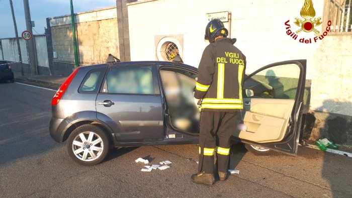 tragedia a grottolella si schianta con l auto contro un muro morta 75enne