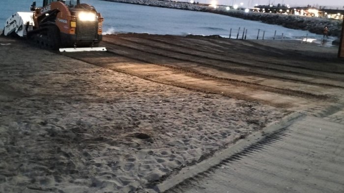 salerno proseguono le attivita di pulizia delle spiagge