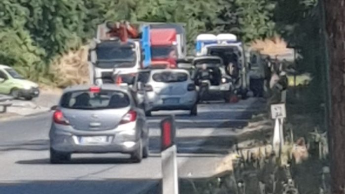 ariano scontro tra auto e furgone ed e paralisi sulla variante