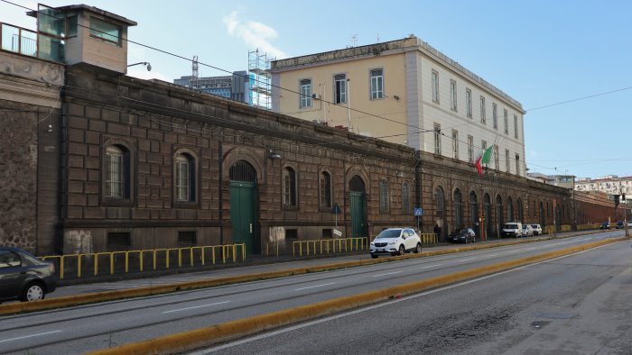 violenza in carcere frattura del setto nasale per agente della penitenziaria