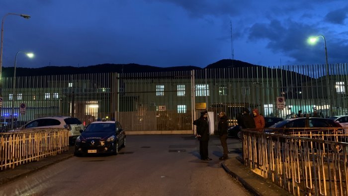 salerno sorpresa a introdurre droga in carcere per il figlio arrestata