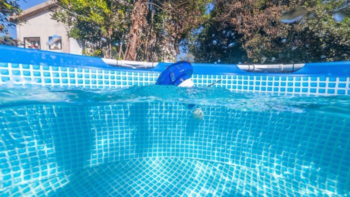 bimbo di 7 anni muore annegato dopo un tuffo in piscina