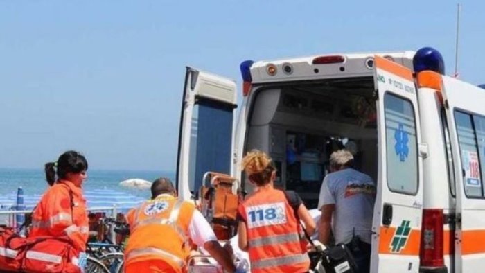 dramma in mare 34enne muore bimbo di 12 anni rianimato in extremis