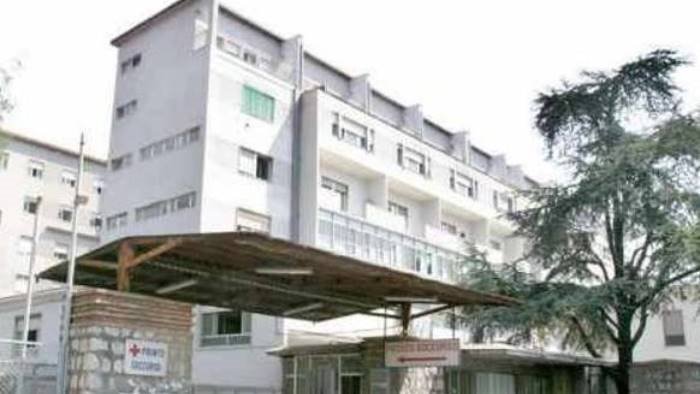 violenze in corsia sfascia l ospedale con la mazza da baseball arrestato