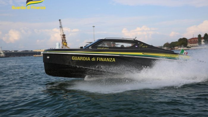 gommone in avaria a posillipo donna incinta salvata dalla guardia di finanza